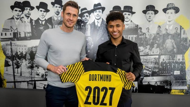 Karim Adeyemi gia nhập CLB Borussia Dortmund năm 2022