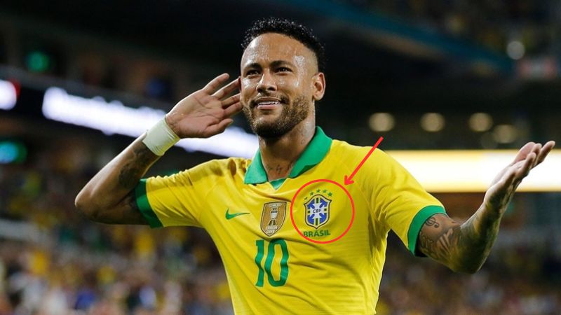 Brazil đã có 5 lần vô địch World Cup nên áo đấu cầu thủ có 5 sao